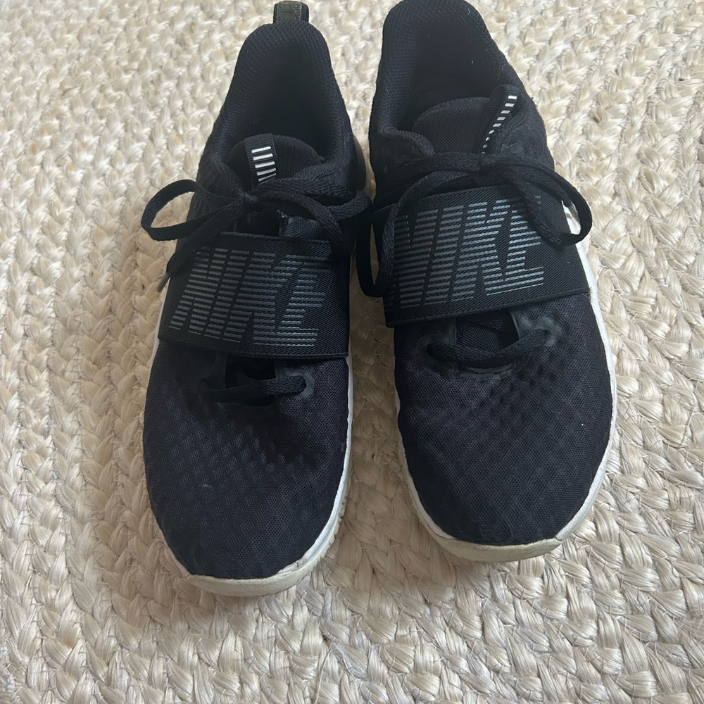 Women’s Nike black tennis shoes athletic lifting 7 renew in-season TR 9 - Picture 2 of 8
